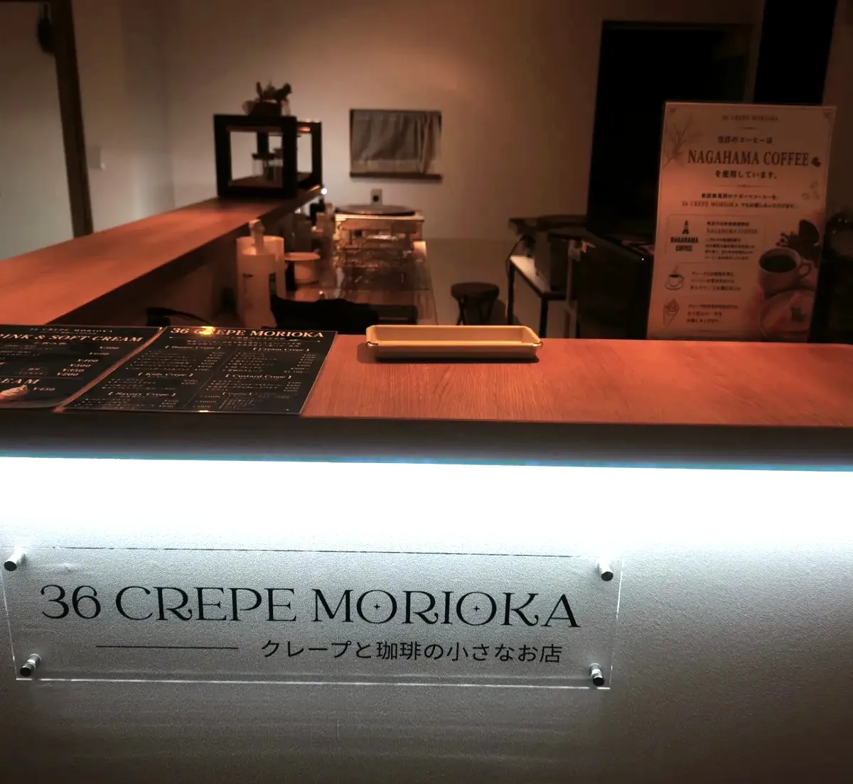 店内カウンターに置かれたNAGAHAMA COFFEEのPOPとアクリルサイン
