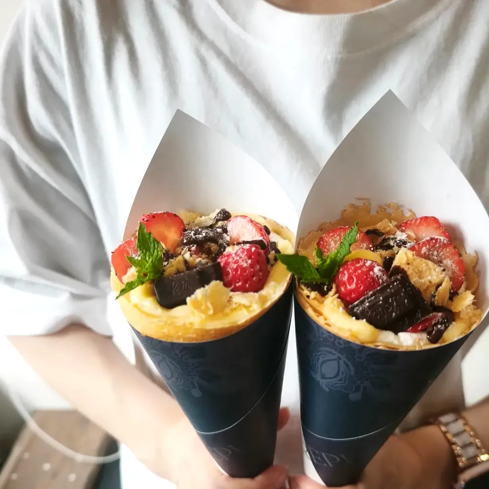 いちごとチョコをたっぷり盛った36 CREPE MORIOKAのクレープ