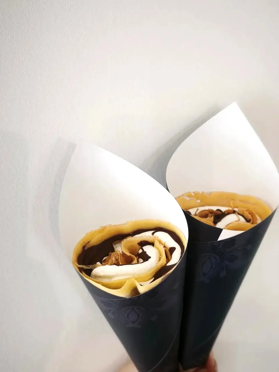 チョコと生クリームを巻いたロールクレープ